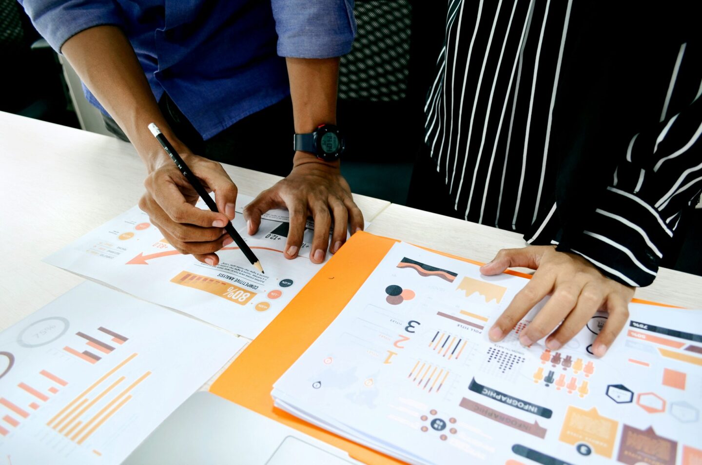 Dos personas proceden una due diligence durante la compra de una empresa.